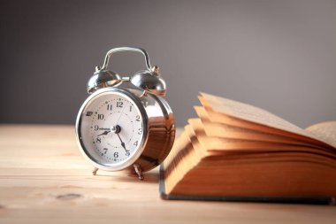 Masada saat ve kitap var.