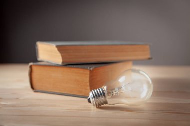 Masadaki lamba ve kitap, kitaplardan bir fikir.
