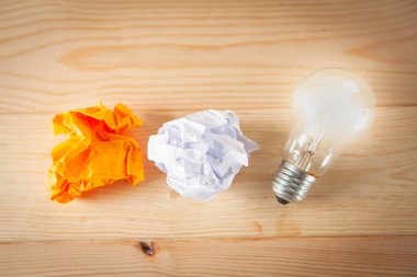 Lamba ve masanın üstünde bir tomar kağıt.