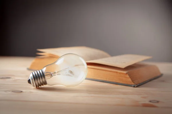 Masadaki lamba ve kitap, kitaplardan bir fikir.