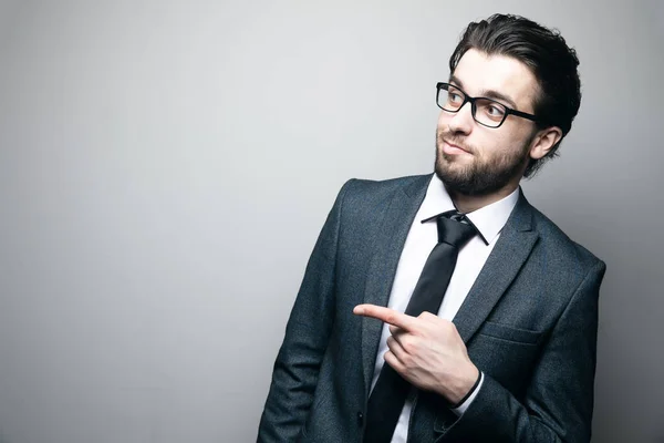Man Suit Glasses Shows Finger Side Gray Background — Stock Photo, Image