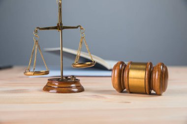 Yargıcın çekici ve masanın üzerindeki terazi.