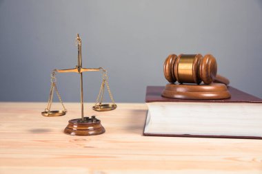 Yargıcın çekici ve masanın üzerindeki terazi.