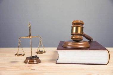 Yargıcın çekici ve masanın üzerindeki terazi.