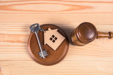 Evin anahtarları yargıcın çekicinde masanın üstünde.