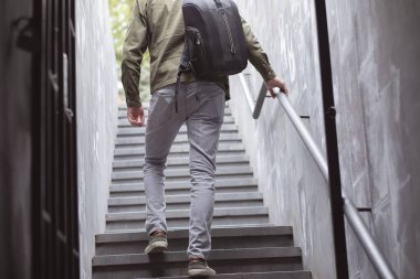 Adam dar merdivenleri tırmanıyor.