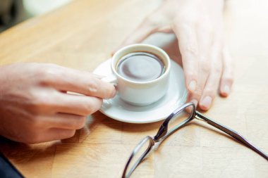 Bir kafede oturup kahve içeriz.