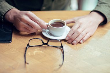 Bir kafede oturup kahve içeriz.