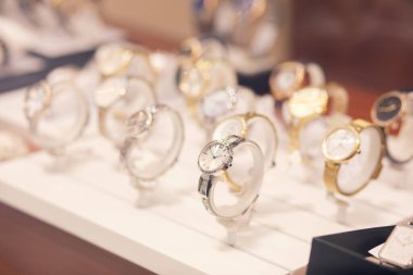 Cam rafta pahalı bir saat.