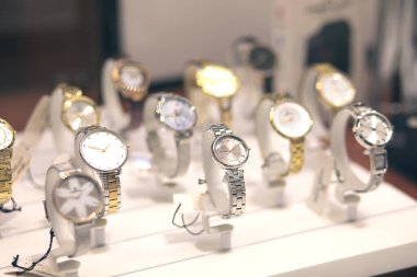 Cam rafta pahalı bir saat.