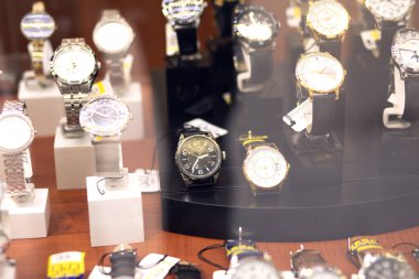 Cam rafta pahalı bir saat.