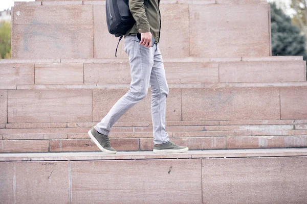 Ein Junger Mann Geht Mit Einer Tasche Auf Die Straße — Stockfoto