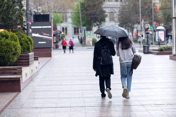 Meninas Andam Rua Sob Guarda Chuva — Fotografia de Stock