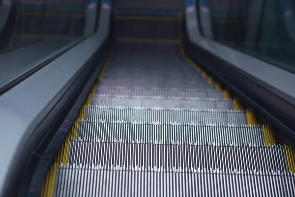 Ocelový Eskalátor Metru Žlutými Hranami — Stock fotografie