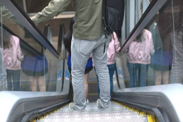 Homem Descendo Escada Rolante Aço Metrô — Fotografia de Stock