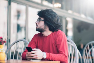 Bir adam kafede sipariş veriyor.