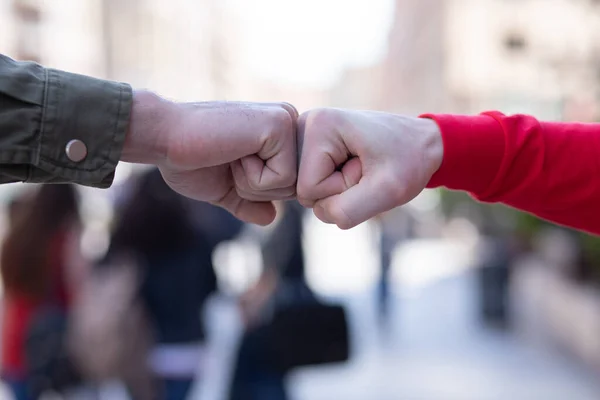 Chicos Jóvenes Saludan Con Los Puños — Foto de Stock