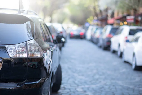 Voitures Garées Rangée Sur Parking Extérieur — Photo