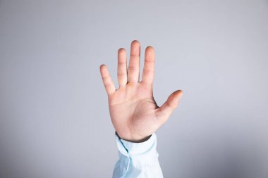 Gri arka planda izole erkek avucu