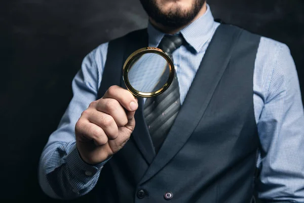 Büyüteç belgelere bakıyor