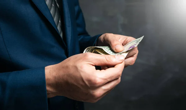 Hombre Negocios Está Contando Dinero Fondo Oscuro — Foto de Stock