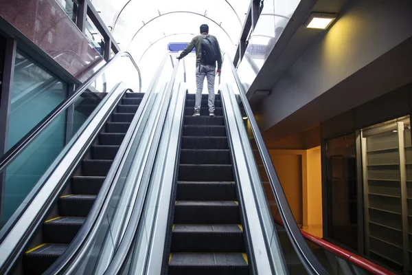 Muž Kráčející Ocelovém Eskalátoru Metru — Stock fotografie