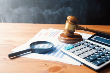 Hesap makinesi, istatistik, yargıcın çekici ve büyüteç masada.