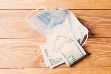 Masadaki maske ve dolar banknotları