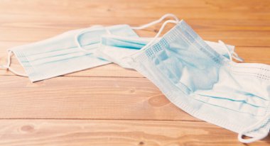 Maskeler ahşap bir masada.