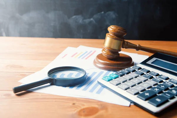 Hesap makinesi, istatistik, yargıcın çekici ve büyüteç masada.