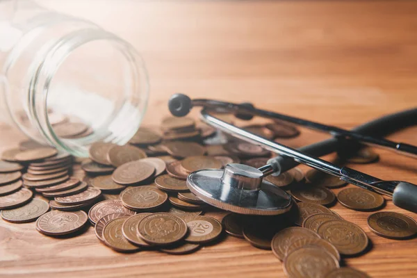 Stéthoscope Sur Pièces Coulant Une Bouteille Verre Sur Une Table — Photo