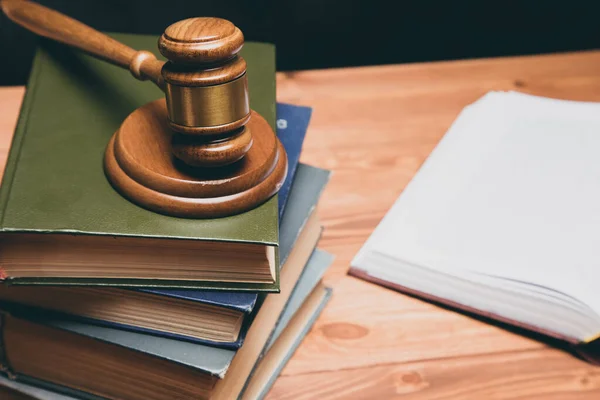 Hakimin tokmağı karanlık bir arkaplanda.