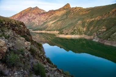 Kızıl dağların arasında küçük bir göl
