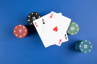 Mavi poker masası. Masada kartlar ve çipler