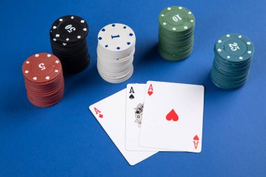 Mavi poker masası. Masada kartlar ve çipler