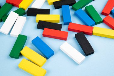 koyu arkaplanda çok renkli ahşap dikdörtgenler