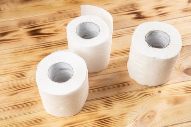 Tahta arka planda tuvalet kağıdı