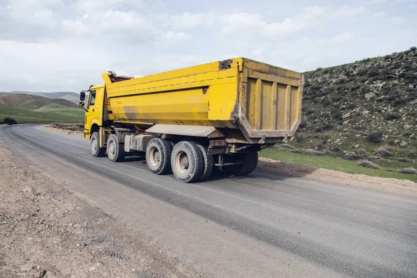 Gran Camión Volquete Amarillo Carretera — Foto de Stock