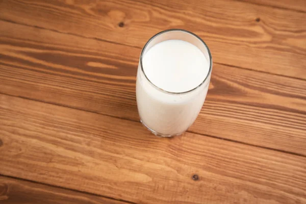 Milch Glas Auf Dem Tisch — Stockfoto