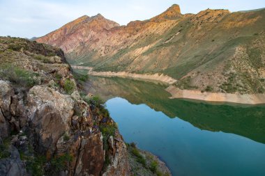 Kızıl dağların arasında küçük bir göl