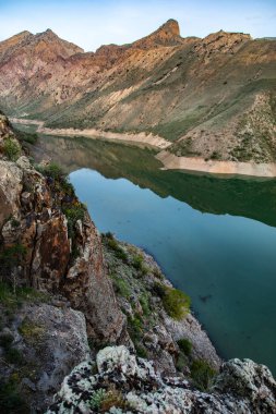 Kızıl dağların arasında küçük bir göl