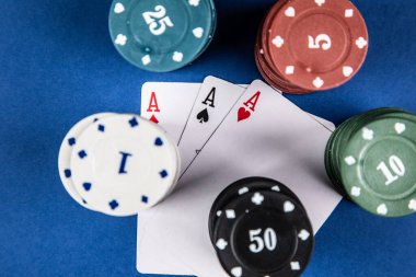 Mavi poker masası. Masada kartlar ve çipler