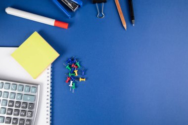 Okul malzemeleri mavi masada.