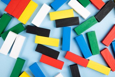 koyu arkaplanda çok renkli ahşap dikdörtgenler