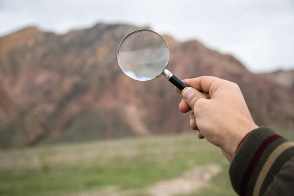 Lupe Blickt Auf Einen Rötlichen Berg — Stockfoto