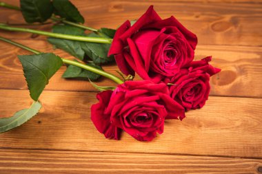 Ahşap arka planda kırmızı güller