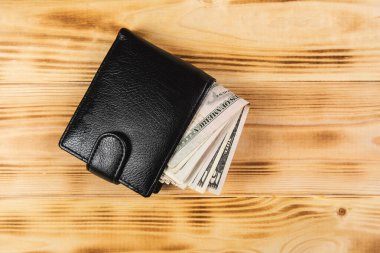 Para dolu cüzdan ahşap arka planda