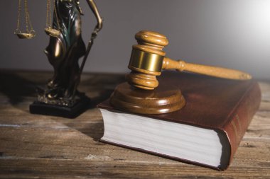 Adalet heykeli ve tahta masanın üzerindeki tokmak.