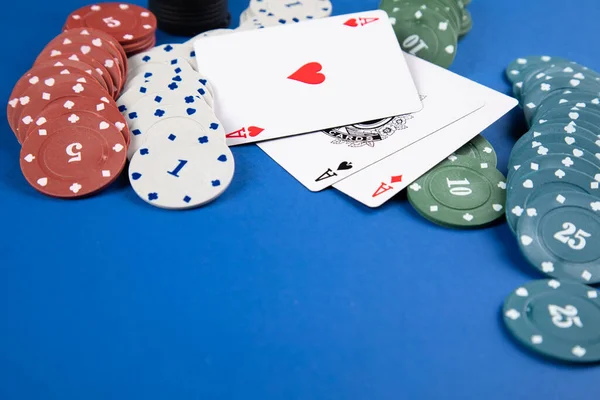 Mavi Poker Masası Masada Kartlar Çipler — Stok fotoğraf