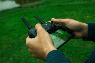 Gün içinde uzaktan kumandayı bir erkek kontrol eder.